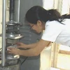 Kiểm tra cường độ uốn của mẫu bê tông chịu lửa không ximăng đã đạt Giải thưởng sáng tạo Khoa học Công nghệ Việt Nam năm 2012. (Ảnh: Vũ Sinh/TTXVN)