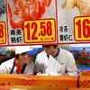 Kiểm tra hàng hóa tại siêu thị ở Thượng Hải, miền đông Trung Quốc ngày 9/3. (Nguồn: THX/TTXVN)