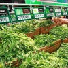 Khách hàng chọn mua rau tại siêu thị ở Thượng Hải, miền đông Trung Quốc ngày 9/3. (Nguồn: THX/TTXVN)