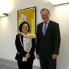 Đại sứ Nguyễn Thị Hoàng Anh và Thủ hiến Stephan Weil trước cuộc gặp gỡ. (Ảnh do Đại sứ quán cung cấp)