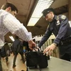 Cảnh sát tăng cường các biện pháp an ninh tại New York sau vụ nổ ở Boston. (Nguồn: AFP/TTXVN)