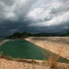 Mực nước ở hồ Hàm Thuận thấp hơn mọi năm. (Ảnh: Ngọc Hà/TTXVN)