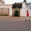 Ngôi nhà tại quận Bastos ở thủ đô Yaounde (Cameroon), nơi gia đình người Pháp trên đã ở và bị bắt cóc, ngày 21/2. (Nguồn: AFP/TTXVN)