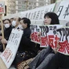 Người dân Nhật Bản biểu tình trước tòa nhà Quốc hội ở Tokyo, phản đối việc nước này tham gia đàm phán TPP. (Nguồn: Kyodo/TTXVN)