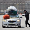 Xe chở vật dụng cần thiết dành cho các công nhân Hàn Quốc ở khu công nghiệp Kaesong tại cửa khẩu tại thành phố biên giới Paju ngày 17/4. (Nguồn: AFP/TTXVN)