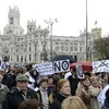 Ngày 17/3, các nhân viên y tế Tây Ban Nha (ảnh) tham gia biểu tình tại thủ đô Madrid phản đối các biện pháp kinh tế khắc khổ của chính phủ và việc cắt giảm chi tiêu trong ngành y tế. (Nguồn: AFP/TTXVN)
