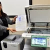 Nhân viên hãng Toshiba giới thiệu hệ thống máy photocopy "Loops" tại Tokyo. (Nguồn: AFP/TTXVN)