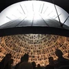 Người dân Israel thăm Đài Tưởng niệm nạn tàn sát người Do Thái Yad Vashem ở Jerusalem. (Nguồn: AFP/TTXVN)