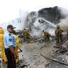 Nhân viên cứu hộ tại khu vực máy bay rơi. (Nguồn: AFP/TTXVN)