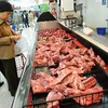 Khách hàng mua thịt lợn tại cửa hàng của Wal-Mart tại Trùng Khánh. (Nguồn: THX/TTXVN)