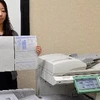 Nhân viên hãng Toshiba giới thiệu hệ thống máy photocopy "Loops" tại Tokyo ngày 19/11/2012. (Nguồn: AFP/TTXVN)