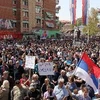 Người Serbia tại Kosovo tuần hành phản đối Hiệp định bình thường hóa quan hệ giữa Serbia và Kosovo tại thị trấn chia cắt Mitrovica ngày 22/4. (Nguồn: AFP/TTXVN)