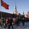 Các thành viên Đảng Cộng sản Nga trên đường tới đặt hoa tưởng niệm tại lăng Vladimir Lenin trên Quảng trường Đỏ. (Nguồn: AFP/TTXVN)