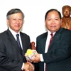 Ông Khamman Sounvileut, Bí thư, Tỉnh trưởng Bokeo tiếp Đại sứ Nguyễn Mạnh Hùng. (Ảnh: Hoàng Chương/Vietnam+) 