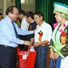 Phó Thủ tướng Nguyễn Xuân Phúc tặng quà các đại biểu. (Ảnh: Doãn Tấn/TTXVN)