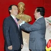 Ông Vũ Xuân Hồng, Chủ tịch Liên hiệp các tổ chức hữu nghị Việt Nam trao kỷ niệm chương cho Ngài Ha Chan Ho, Đại sứ Hàn Quốc tại Việt Nam. (Ảnh: An Đăng/TTXVN)