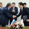 Giám đốc điều hành Tập đoàn Rosneft Igor Sechin (trái) và Chủ tịch Công ty Inpex Toshiaki Kitamura tại lễ ký thỏa thuận hợp tác ở Bộ Công nghiệp-Thương mại và Kinh tế Nhật Bản, thủ đô Tokyo ngày 29/5. (Nguồn: AFP/TTXVN)