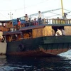 Các ngư dân nước ngoài bị hải quân Philippines ngăn chặn ngoài bãi cạn Scarborough tháng 4/2012. (Nguồn: AFP/TTXVN)