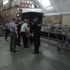 Lực lượng cứu hộ khẩn cấp sơ tán các hành khách trong đường tàu điện ngầm. (Ảnh: Reuters)
