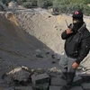 Các tay súng Palestine điều tra tại một căn cứ huấn luyện bị oanh tạc tại Rafah ngày 28/4. (Nguồn: THX/TTXVN)