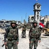 Binh sỹ quân đội Syria tuần tra trên đường phố thị trấn Qusayr ngày 5/6. (Nguồn: AFP/TTXVN)