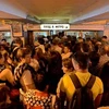 Hành khách chờ nhà ga tàu điện ngầm Komsomolskaya mở cửa trở lại sau vụ cháy. (Nguồn: AFP/TTXVN)