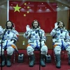 Ba nhà du hành vũ trụ Trương Hiểu Quang (phải), Nhiếp Hải Thắng (giữa) và Vương Á Bình (trái) tại trung tâm Phóng vệ tinh Cửu Tuyền ngày 11/6, trước chuyến bay. (Nguồn: THX/TTXVN)