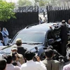 Cựu Tổng thống Pakistan Pervez Musharraf rời khỏi tòa án, tại Islamabad ngày 18/4. (Nguồn: AFP/TTXVN)