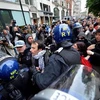 Cảnh sát chống bạo động triển khai ngăn chặn những người biểu tình quá khích tại London ngày 11/6. (Nguồn: AFP/TTXVN)