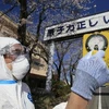 Kiểm tra nồng độ phóng xạ tại thị trấn Futaba, tỉnh Fukushima, cách nhà máy điện hạt nhân Fukushima 10km ngày 17/4/2011. (Nguồn: AFP/TTXVN)