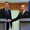 Cuộc gặp giữa Thủ tướng Anh David Cameron (trái) và Tổng thống Nga Vladimir Putin (phải) ngày 16/6. (Nguồn: AFP/TTXVN)