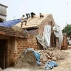 Sửa chữa nhà tại làng cổ Đường Lâm. (Ảnh: Nhật Anh/TTXVN)