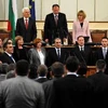 Thủ tướng Plamen Oresharski (giữa) và các thành viên nội các mới tuyên thệ nhậm chức tại Quốc hội ở thủ đô Sofia ngày 29/5. (Nguồn: AFP/TTXVN)