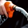 Bơm xăng tại trạm bán xăng, dầu ở Lille-Pháp. (Nguồn: AFP/TTXVN)