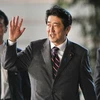 Thủ tướng Shinzo Abe (giữa) tới văn phòng thủ tướng ở Tokyo. (Nguồn: AFP/TTXVN)