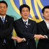Thủ tướng Shinzo Abe (giữa), Chủ tịch LDP và lãnh đạo đảng DPJ (trái), đồng lãnh đạo Đảng Duy Tân phải trước cuộc tranh luận tại Tokyo ngày 3/7. (Nguồn: AFP/TTXVN)