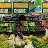 Quầy bán rau tại siêu thị thành phố Bazhou, tỉnh Hà Bắc ngày 8/4. (Nguồn: THX/TTXVN)