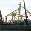 Bốc dỡ hàng hóa tại cảng Tiên Sa. (Ảnh: Trần Lê Lâm/TTXVN)