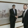 Bộ trưởng Tài chính Hy lạp Yannis Stournaras (phải) trong cuộc gặp với Bộ trưởng Tài chính Mỹ Jack Lew (trái) tại Athens. (Nguồn: AFP/TTXVN)