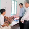 Đoàn công tác của Bộ Y tế thăm các sản phụ có trẻ sơ sinh bị tử vong hiện đang điều trị tại Bệnh viên đa khoa huyện Hướng Hoá. (Ảnh: Hồ Cầu/TTXVN)