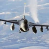 Máy bay chiến đấu Chim ưng F-16 bay huấn luyện tại Alaska (Mỹ). (Nguồn: AFP/TTXVN)