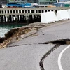 Một tuyến đường bị sạt lở sau trận động đất tại cảng Wellington, New Zealand .(Nguồn: AFP/TTXVN)