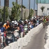 Người và xe xếp hàng dài ở biên giới Gibraltar. (Nguồn: dailymail)
