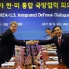 Thứ trưởng Quốc phòng Hàn Quốc Lim Kwan-bin (phải) và Thứ trưởng Mỹ phụ trách các vấn đề Đông Á David Helvey tại đối thoại ngày 30/7. (Nguồn: Yonhap/TTXVN)