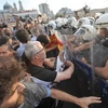 Cảnh sát chống bạo động Thổ Nhĩ Kỳ cố gắng giải tán đám đông người biểu tình tại Quảng trường Taksim. (Nguồn: AFP/TTXVN)