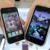 Điện thoại di động Galaxy S của Samsung (phải) và iPhone 3G của Apple. (Nguồn: AFP/TTXVN)