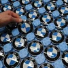 Logo của hãng BMW chuẩn bị lắp ráp vào thành phẩm tại nhà máy ở Dingolfing, miền nam Đức. (Nguồn: AFP/TTXVN)
