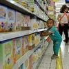 Gian hàng sữa bột nhập khẩu dành cho trẻ em tại một siêu thị ở thủ đô Bắc Kinh, Trung Quốc ngày 4/8. (Nguồn: AFP/TTXVN)