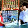 Kiểm tra sản phẩm sữa trên tuyến phố Hàng Buồm và Tây Sơn (Hà Nội). (Ảnh: Dương Ngọc/TTXVN)