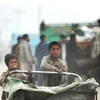 Trẻ em Afghanistan đẩy xe đi bán rau tại thủ đô Kabul ngày 5/4. (Nguồn: THX/TTXVN)